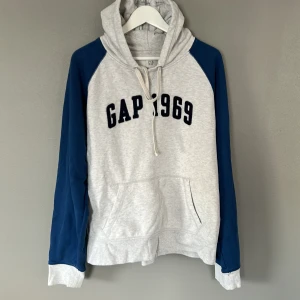 Hoodie från Gap stl L - Hoodie från Gap🤍💙  Stl L  Kan samfraktas ihop med andra köp.  Vid frågor vänligen kontakta mig 🤍💙