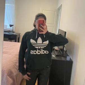 Mörkgrön hoodie - Mörkgrön adidas hoodie i st S. Bra skick!