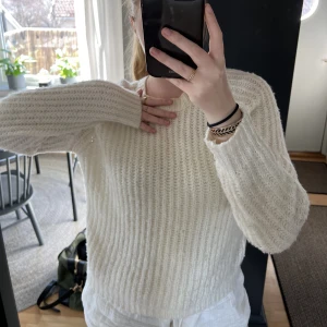 Stickad tröja - Säljer denna stickade tröja med flätad rygg! Väl använd! Defekt: lite nopprig