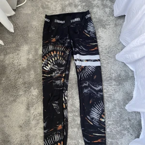 Stronger träningsbyxor  - Helt oanvända. Snygga mönstrade träningsbyxor. Ordinarie pris 799kr 