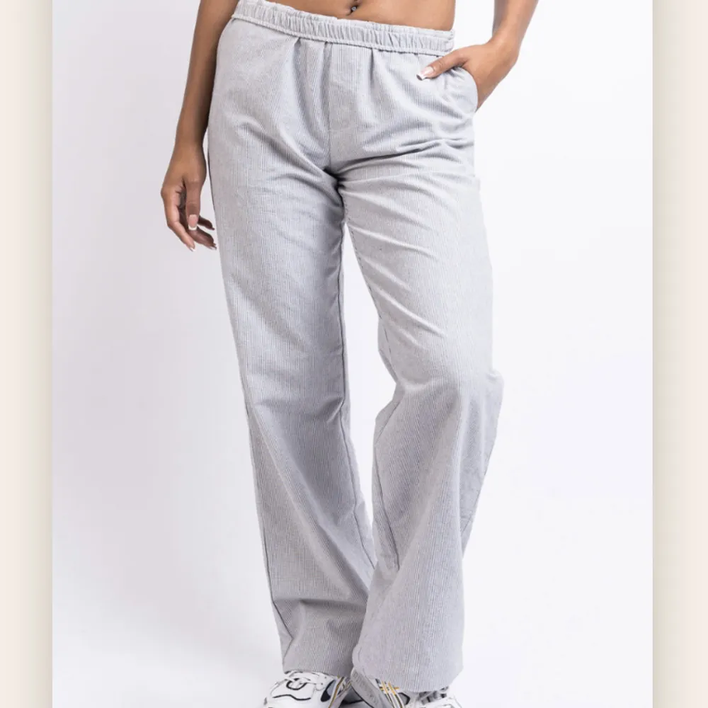 Trendiga pyjamasbyxor från Madlady. Randiga och väldigt bekväma. Lite för korta för mig så dom är oanvända. Köpta för 499kr.💗. Jeans & Byxor.