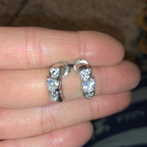 3st diamant hjärtan örhängen - Kan vara äkta silver ej säker