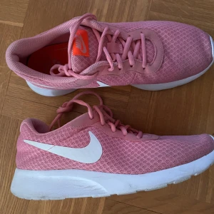 Nike - Nike sneakers Rosa skor i mesh