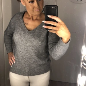 Grå tröja  - Passar upp till L