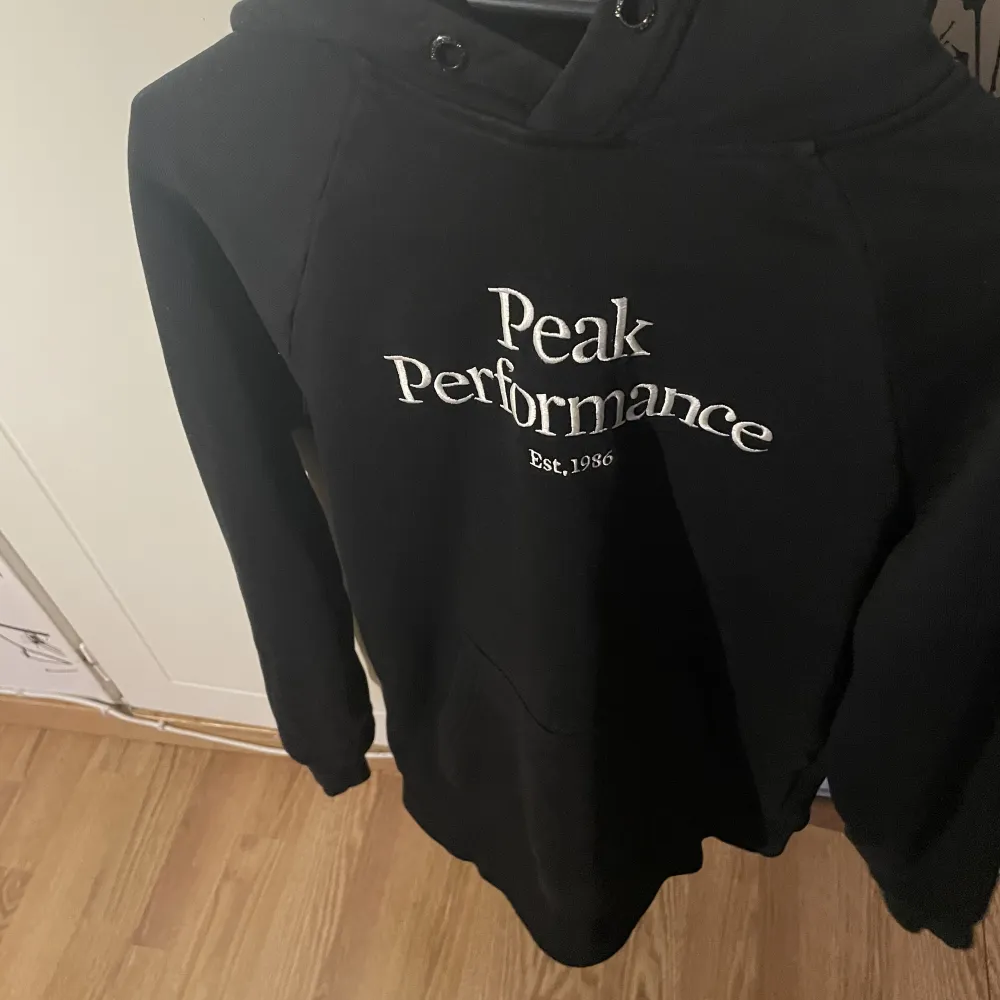 Säljer en peak performance hoodie i svart i storlek S. Hoodies.