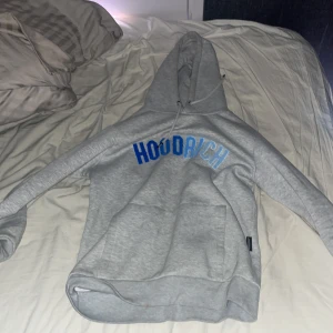Hoodrich hoodie  - Haft ett par gånger, liten i storleken så passar S, nypris 1000