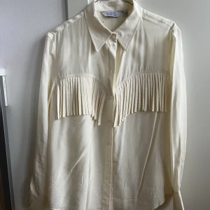 Blus  - Strorlek 38. Fin blus i sidenliknande kvalitet.