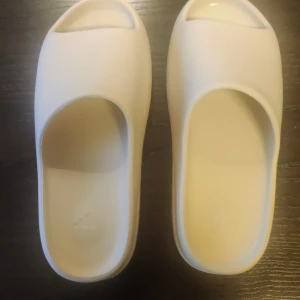Yeezy slides - Knappt använda de är för små 