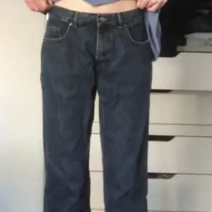 Supersnygga mörkblå jeans. Grenhöjd 24, innerbenslängd 84, midja 84❤️Bra skicka :) Frakt 66kr