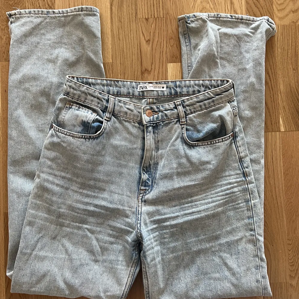 Jeans från zara, fint skick. Storlek: 40 Slits längst ner på båda benen.. Jeans & Byxor.