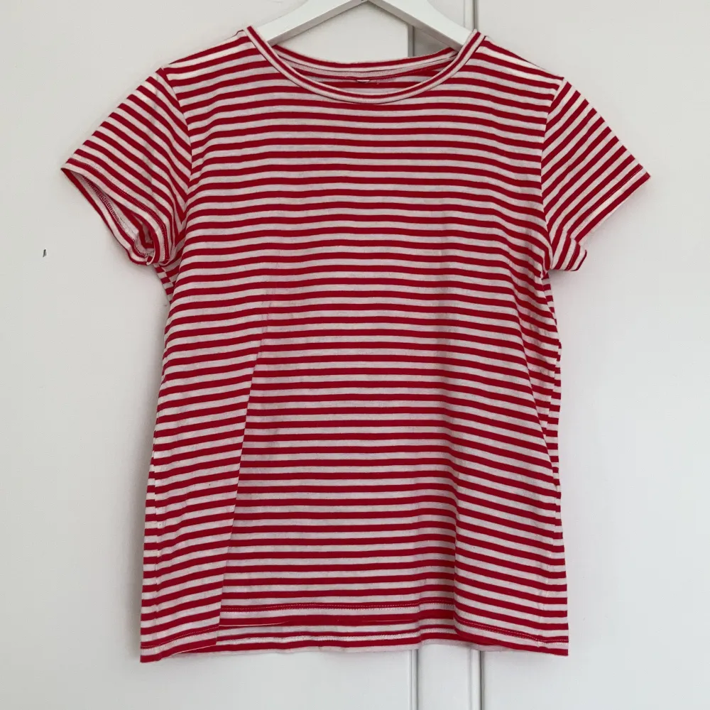 Somrig röd- och vit randig t-shirt.  Använd flera gånger men i bra skick. Lappen är tyvärr borta men skulle gissa HM eller Zara. T-shirts.