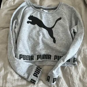 En Puma tränings tröja. Endast använd två ggr och perfekt till gymmet! 👌🏼det står att det är stolen L men sitter som S