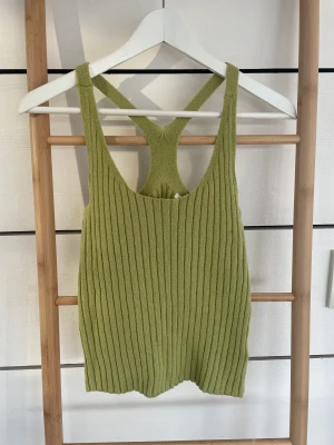 Grönt stickat linne - Stickat linne från NA-KD. Nästan helt oanvänt. Köparen står för frakten 