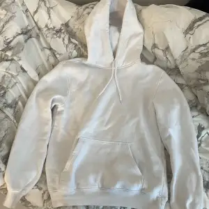 Vit hoodie från H&M i storlek XS men den är lite oversized så passar S också🤍 (några små fläckar som knappt syns)