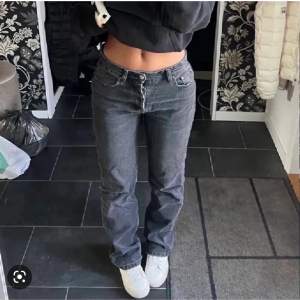 Zara jeans (nästintill lågmidjade), bra skick, inga fläckar osv, sparsamt använda. Köpta för 400kr, säljer för 140kr+ frakt. TRYCK INTE PÅ KÖP DIREKT. 