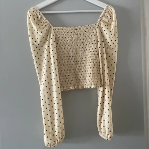 Prickig blus - Croppad blus i använt skick
