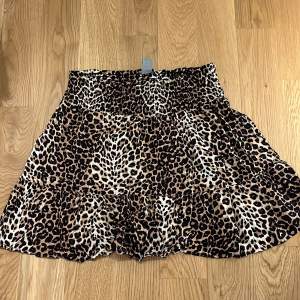 Leopardmönstrad kjol från Lindex