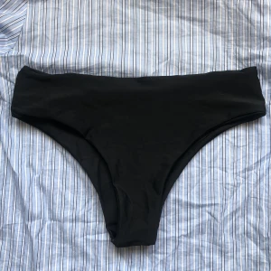 Bikiniunderdel  - Svart high waist bikiniunderdel i stlk s, men jag skulle säga att den snarare passar en M då den är stor i storleken. Aldrig använd💞