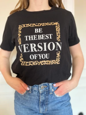 Svart T-shirt  - Svart T-shirt med tryck. Använd max 3 ggr