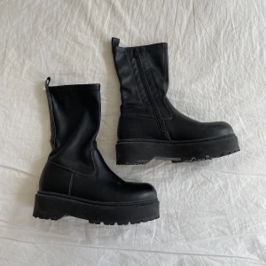 boots - svarta chunky skinnboots👯‍♀️