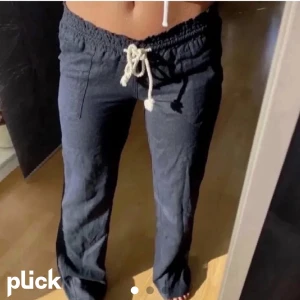 Linnebyxor - Säljer helt nya roxylinnebyxor aldrig använda i storlek m💗💗Svarta (Lånad bild men kan skicka privat ifall man vill se mer på byxorna) Frakt betalar du som köper 🫶🏽