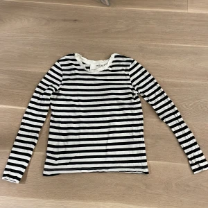 randig tröja  - Svart och vitt randig tröja köpt från Zalando. Använd 2 gånger. Kontakta mig för intresse 