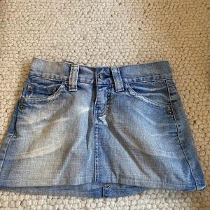 Lågmidjad Jeanskjol  - Jag säljer denna lågmidjade jeanskjolen eftersom den är lite stor i midjan på mig och har då inte kommit till användning!  ”KÖPARE STÅR FÖR FRAKT”