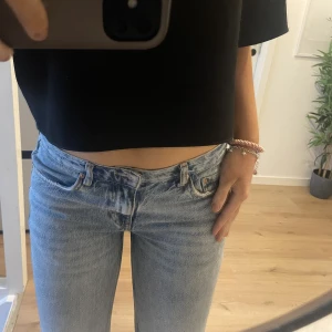 Low waist jeans - Säljer nu dessa svinsnygga straight low rise jeans!❣️Så snygga och så low rise, perfekta nu till våren☺️Frakt ingår EJ i pris! 💋Om du har fler frågor så är det bara och höra av dig!❣️🥂