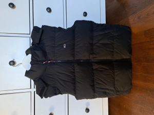 Tommy jeans väst - Säljer en Tommy Jeans väst  Mycket sparsamt använd  Endast seriösa köpare tack  Oseriösa köpare undanbedes