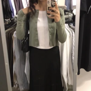 Grön topp  - Kort kofta i mörkgrön färg. Det är en mini mini hål för jag hade en nål där som man ser i bild 3 men det syns knappt om man nt zoomar in använd några gånger bara 