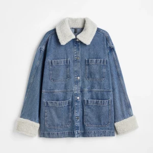 Jeans jacka  - Ganska ny använd bara 3 gånger typ jätte snygg men gillar inte armarna personligen. 