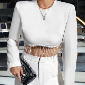 Elegant topp - Vit elegant topp helt oanvänd storlek xs-s. Pris kan diskuteras. Hör av er vid bilder 