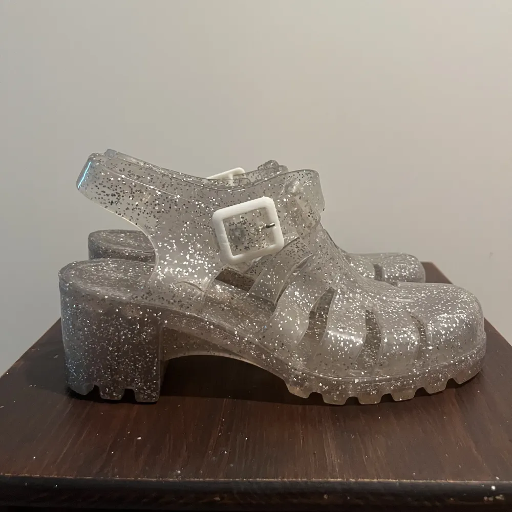 90-tals Jellie sandaler med chunky klack, använda ett fåtal gånger men kommer inte ihåg när dom är inköpta.  True to size . Skor.