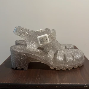 1990s juju jellies - 90-tals Jellie sandaler med chunky klack, använda ett fåtal gånger men kommer inte ihåg när dom är inköpta.  True to size 