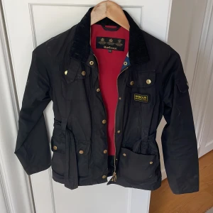 Barbour jacka -  Fin barbour jacka nypris 1500 och säljer den för 360. Jackan är knappast använd och är en perfekt sommar jacka som inte är för varm. Storleken på den är large 10 / 11 för barn.