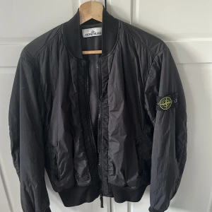 Stone island jacka  - Den är i nyskick och har inga skador. Mycket nice att ha på sommar/vår/höst