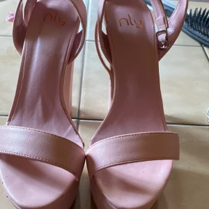 Klackskor  - Hej! Jag hade tänkt sälja dessa fina klackskor. Jag säljer dessa då jag sällan använder de och att de inte passar mig. ☺️ 