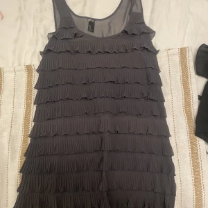 Volang klänning från HM - Säljer denna så himla fina volangklänning ifrån Hm. Helt perfekt till en gatsby temafest/ middag. 