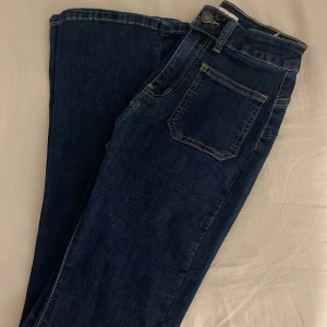 Jeans med fickor - Jeans från missäy med coola fickor där fram. Köpte här på plick för 500kr. Storlek xs passar mig som har storlek 34. 