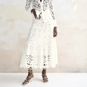 Vit långkjol - Säljer denna jättefina vita långkjolen från Zara. Storlek M och är i jättebra skick då den bara är använd 1 gång. Köparen står för frakt💓