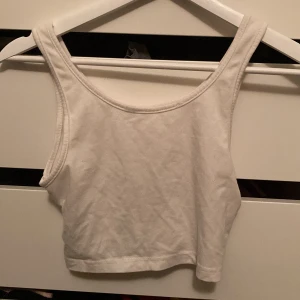 Cropped vit linne  - Gulligt linne i vitt 