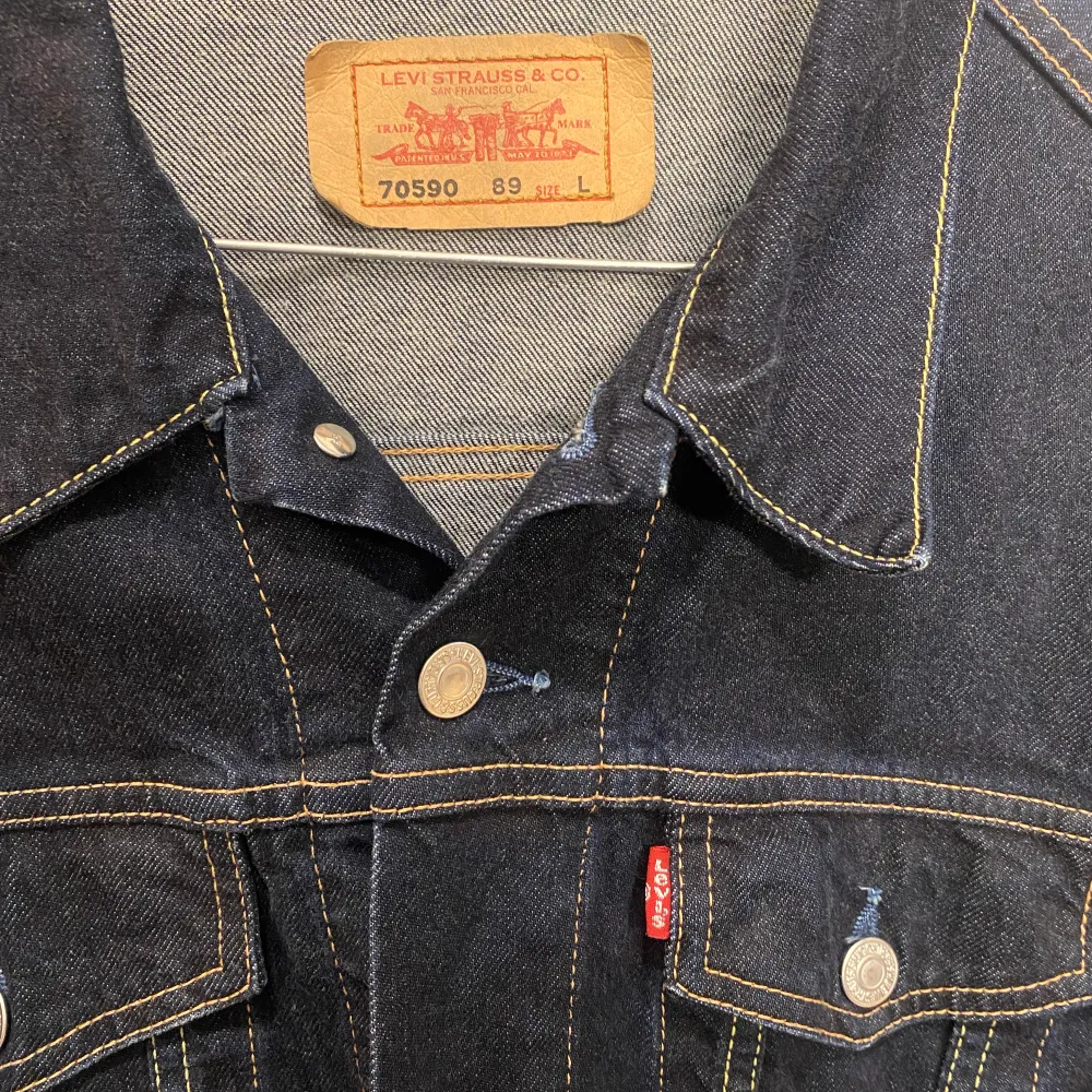 Säljer en oanvänd vintage Levi’s jeansjacka på grund av att jag har en liknande. Jackans originalpris var 1200kr, men säljer nu för endast 450kr. På taggen står det att jackan är i storleken L, men skulle säga att den är mer utav en M eller en oversize S.. Jackor.