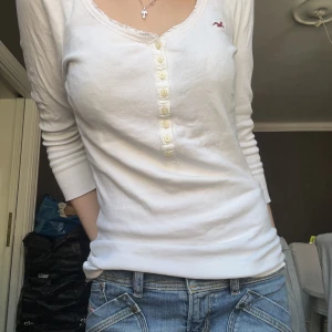 Hollister tröja - En skitsnygg tre kvarts ärmad tröja från hollister, bra skick! Lite stor på mig som brukar ha xs, men är egentligen strl L Säljer även byxorna på bilden så kolla gärna min profil😊