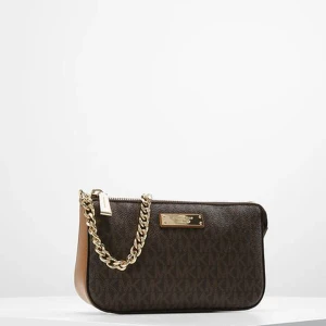 Michael Kors - Säljer min michael kors väska, har använd en del men inga större slitningar.  Har köpt till ett axelband som med följer (se sista bilden).  Köpt från Zalando 