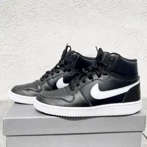 Svarta höga sneakers från Nike, nyskick!! Säljer ett par vita också💕