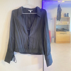 Blus  - Fin och mjukt material som är bra skick och blusen är från H&M. Använd ett par gånger därav att sömen på ena sidan av knut har gått av. Det är enkelt att sy ihop. Om ni har fler frågor eller vill ha mer bilder är det bara att skriva ❤️