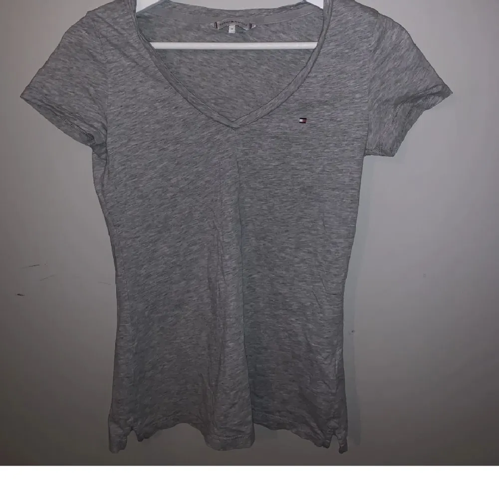 Snygg tshirt från tommy hilfiger i bra skick💕 har små slits på sidorna som syns på bild 1. T-shirts.