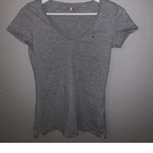 Tommy hilfiger tshirt - Snygg tshirt från tommy hilfiger i bra skick💕 har små slits på sidorna som syns på bild 1