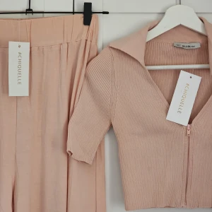 Nytt set Chiqelle  - Ett drömmigt set från Chiqelle. Byxorna är tunna och luftiga [ej genomskinliga].  Toppen är onesize och byxorna är S.  Som ni ser är det oanvänt, lapparna är kvar.  Nypris 798 kronor. Mitt pris 450 kronor (för båda). 