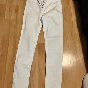 Jeans i vit färg. Stretchiga, högmidiade, skinny passform. 
